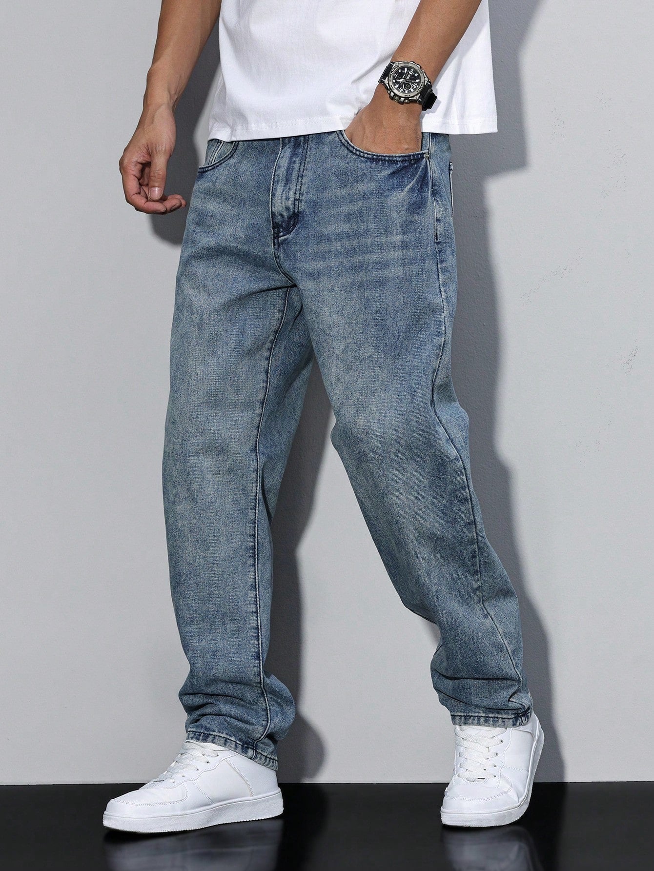 Relaxed Fit Fade Jeans