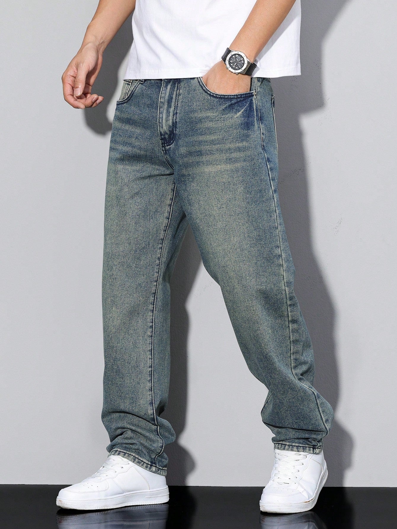 Relaxed Fit Fade Jeans