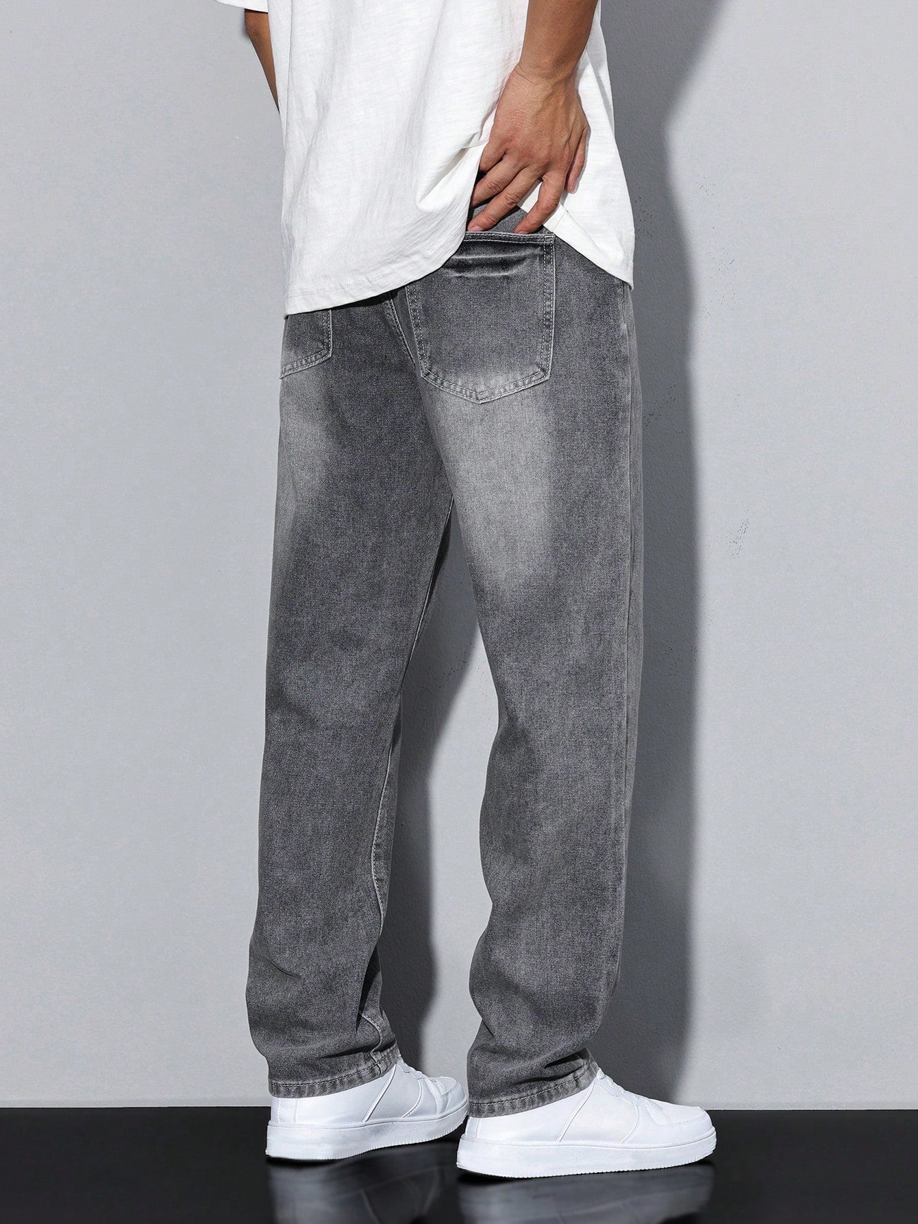 Relaxed Fit Fade Jeans
